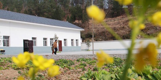 Empat sekolah ini cuma punya satu murid dan guru