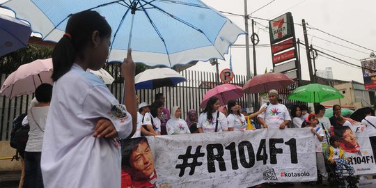 Hujan-hujanan, warga gelar aksi mendukung Rio Haryanto