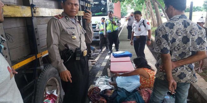 Dibantu polisi Yana melahirkan di truk  bekas  kecelakaan 