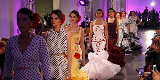 Pesona para model cantik Spanyol dalam gaun glamor