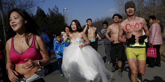 Beramai-ramai tampil setengah bugil dalam 'Half-Naked Marathon'