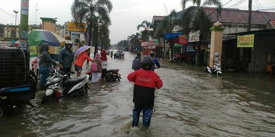 Kali Bekasi meluap, warga di bantaran kebanjiran