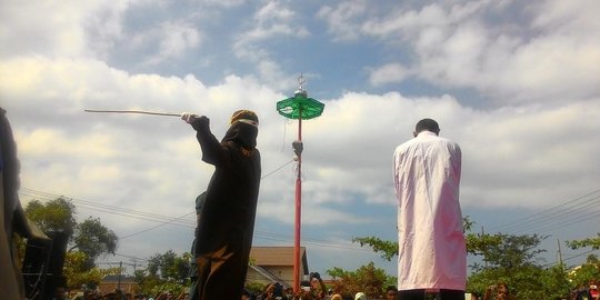 di media sosial pria ini dicambuk 2000 kali rev3