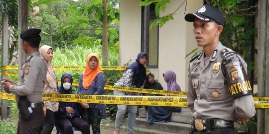 Jalani adegan prarekonstruksi, istri Brigadir Petrus hampir pingsan