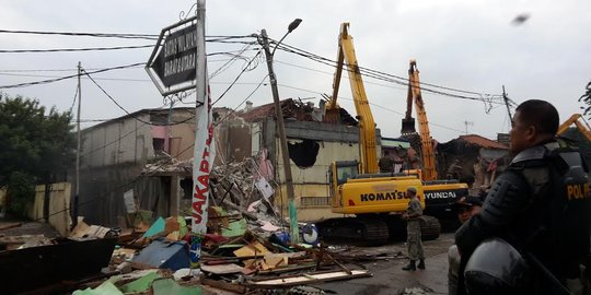 Kafe milik Daeng Aziz jadi bangunan pertama dirobohkan petugas