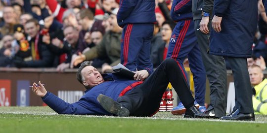 Ini aksi 'diving' Louis van Gaal yang bikin heboh