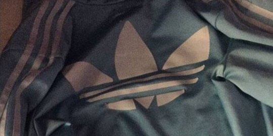 Netizen dunia kembali berdebat warna, kali ini dipicu jaket Adidas