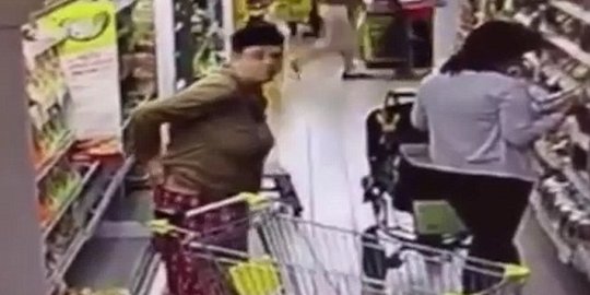 Perempuan ini terekam kamera kencing di lorong supermarket