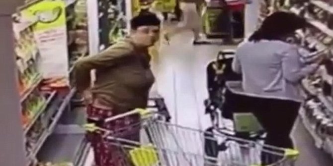 Perempuan ini terekam kamera kencing di lorong supermarket 