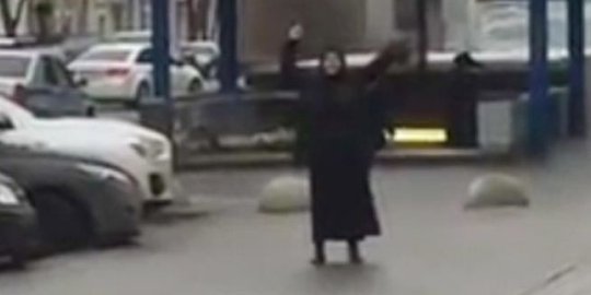 [Video] Perempuan ini menenteng kepala bocah di jalanan