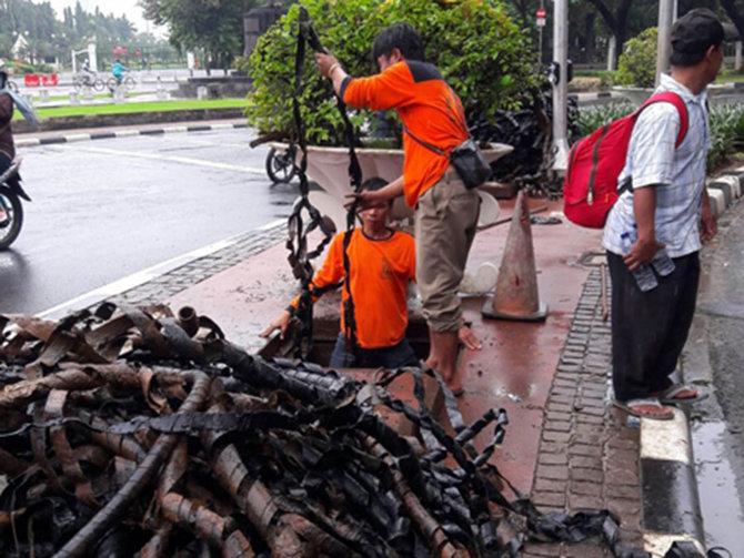 gulungan kabel di saluran air patung kuda