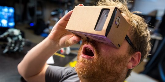 Tinggalkan kardus, Google segera kembangkan headset VR baru