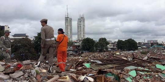 Satpol PP usir warga yang hendak ambil puing bangunan di Kalijodo