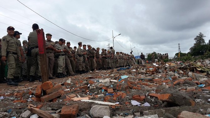 satpol pp halau warga ambil puing kalijodo