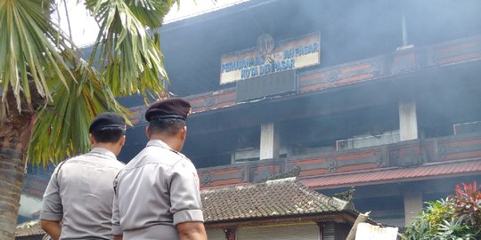 Asap masih mengepul di antara bangunan Pasar Badung yang terbakar