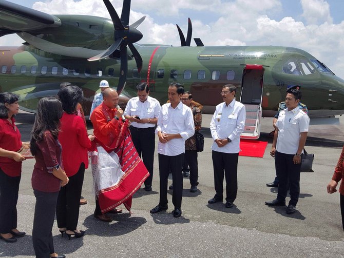 jokowi tiba di bandara silangit