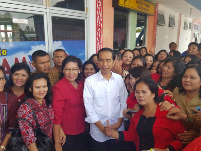 jokowi tiba di bandara silangit