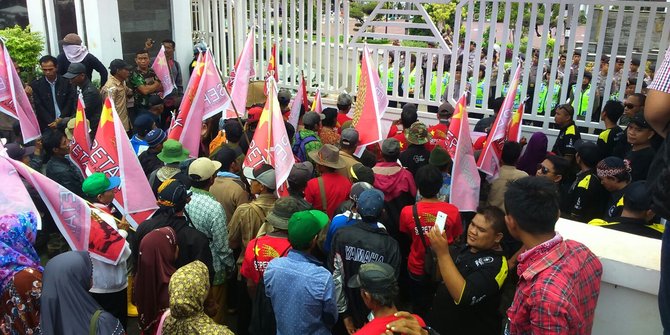 Demo petani di Karawang ricuh diwarnai baku  hantam  dengan 