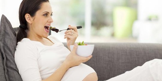 Ngidam makanan mentah saat hamil? Ini 7 tips aman buatmu