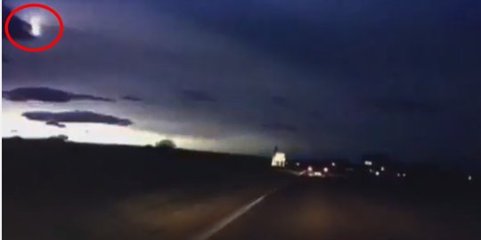 [Video] Meteor atau UFO? Bola api raksasa lintasi langit Skotlandia