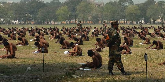 Tentara India diharuskan nyaris bugil buat ikut ujian