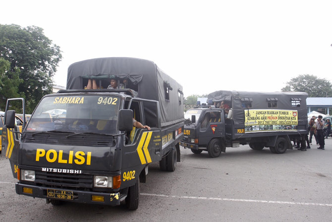 puluhan preman diamankan dari kawasan terminal amplas