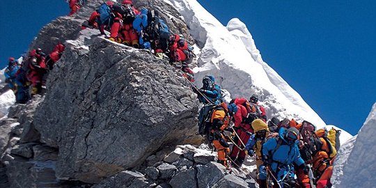Puncak gunung tertinggi di dunia - Everest, berani menaklukkannya?
