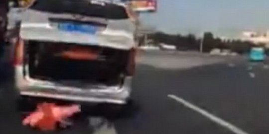 [Video] Bocah ini jatuh dari bagasi mobil di tengah jalan raya