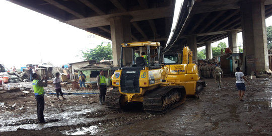 Bangunan liar di kolong Tol Pluit hari ini diratakan