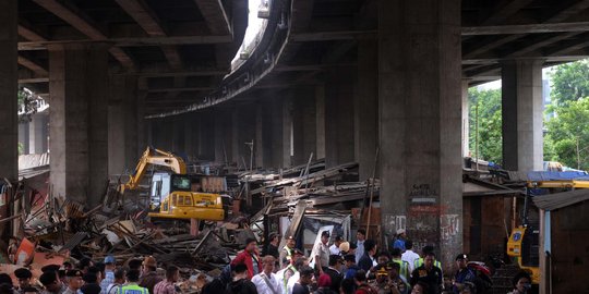 Penggusuran ratusan bangunan liar di kolong Tol Pluit