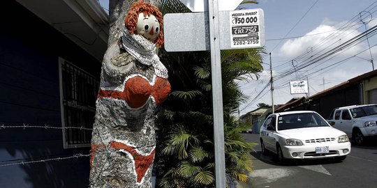 Uniknya pohon mangga berbikini di sudut jalan Kosta Rika