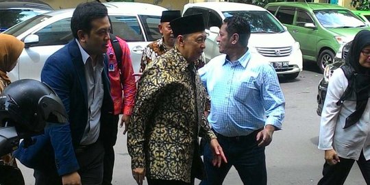 Berbatik lengan panjang, Hamzah jenguk Ivan Haz