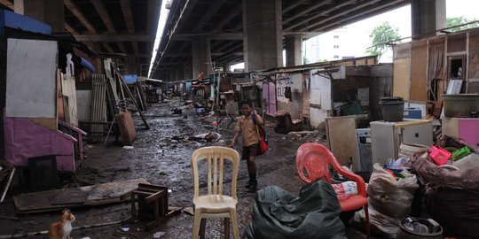 12 Truk angkut sisa bongkaran pemukiman di bawah Tol Pluit