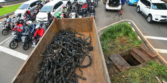 Ini gulungan kulit kabel yang menumpuk di got Jalan Merdeka Selatan