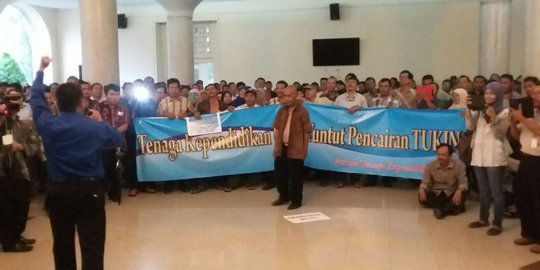 Tunjangan belum dibayar, karyawan UGM demo di kampus