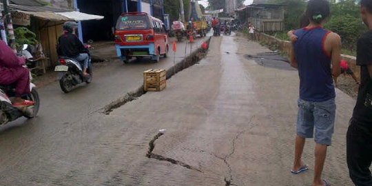 kejadian lucu kocak di jalan raya Tergerus arus sungai jalan di Kabupaten Bekasi amblas 