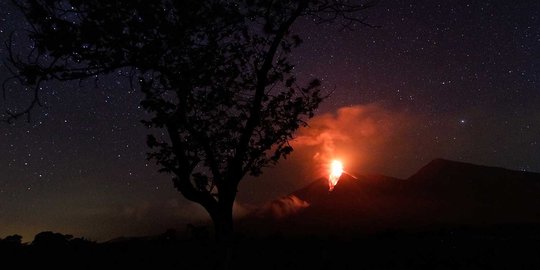 Pesona erupsi Gunung Fuego terangi langit Guatemala