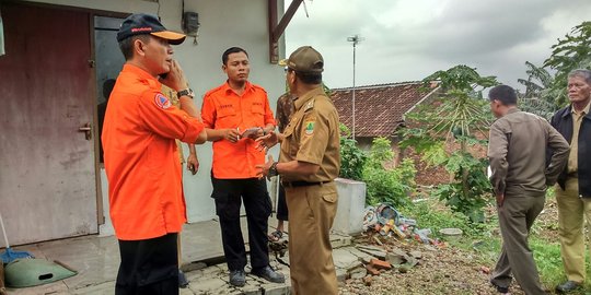 Tanah bergerak, 17 rumah warga di Karawang nyaris ambruk