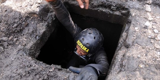 Aksi Kopaska masuk gorong-gorong