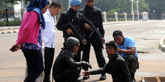 Bersihkan gorong-gorong dekat Istana, Kopaska terhalang lumpur