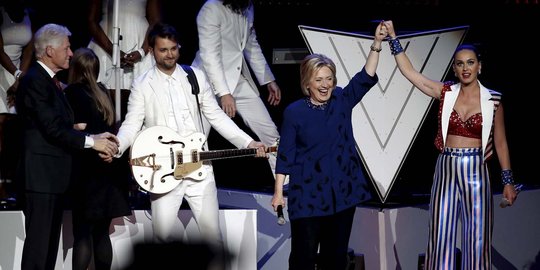 Aksi hot Katy Perry meriahkan kampanye capres AS Hillary Clinton