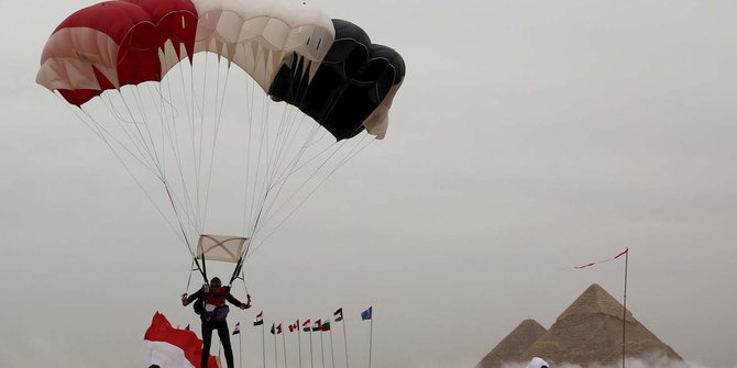 Serunya kejuaraan dunia terjun payung di atas Piramida Giza