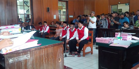 Sidang tambang liar Lumajang, Eriza berkelit tak terlibat