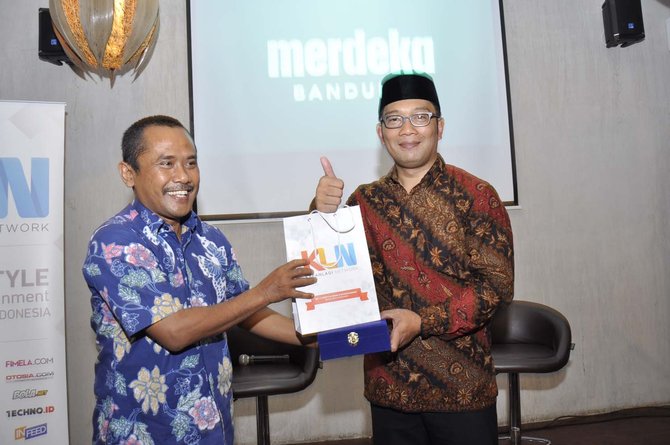 ridwan kamil bersama didik supriyanto selaku pemimpin redaksi merdekacom