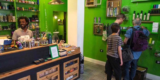 Mengunjungi apotek ganja di Israel