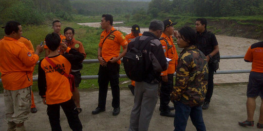 Selfi di bawah jembatan, 3 siswa SMP hilang terseret arus banjir