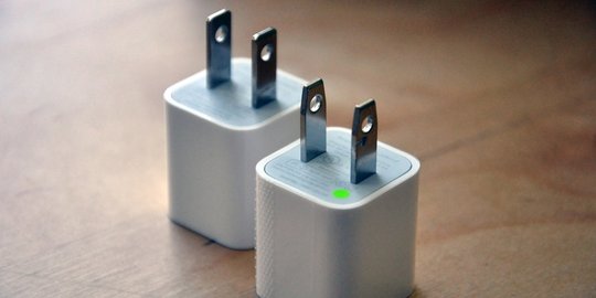 menggunakan charger resmi yang dikeluarkan oleh tiap smartphone rev2