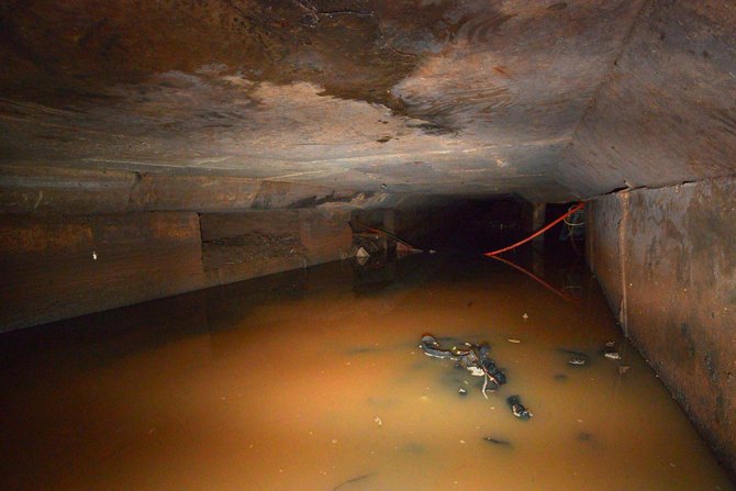 gulungan kabel di saluran air patung kuda