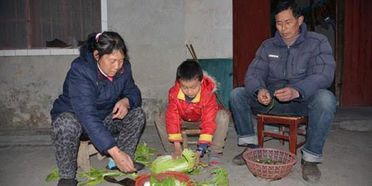 lotre buat obati ayahnya bocah ini rela tak sarapan lima bulan rev4