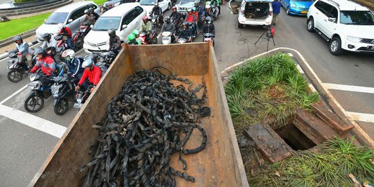 Ini cerita Ahok soal temuan kulit kabel di gorong-gorong pada 2014